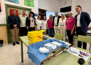 La delegada territorial de Educación de la Junta en Almería, Carmen María Jiménez, y el delegado territorial de Sanidad y Consumo, Juan de la Cruz Belmonte, visitan el CEIP 'Ave María del Quemadero' de Almería durante la campaña de vacunación de gripe.