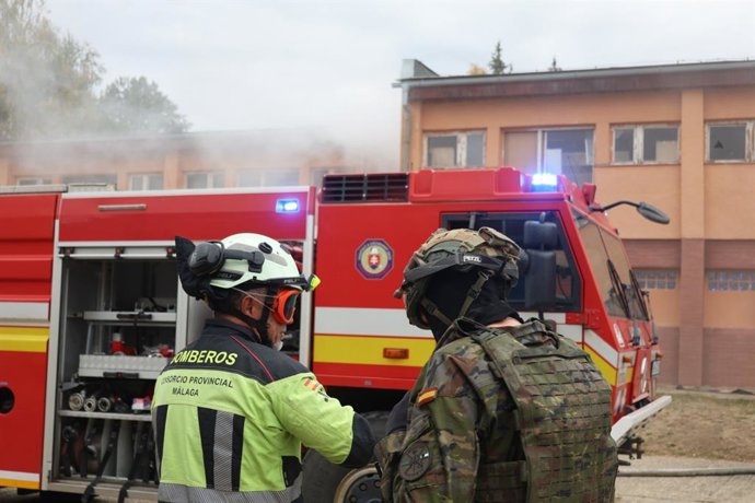 Bomberos del Consorcio Provincial de Málaga intercambian procedimientos con efectivos eslovacos en Eslovaquia.