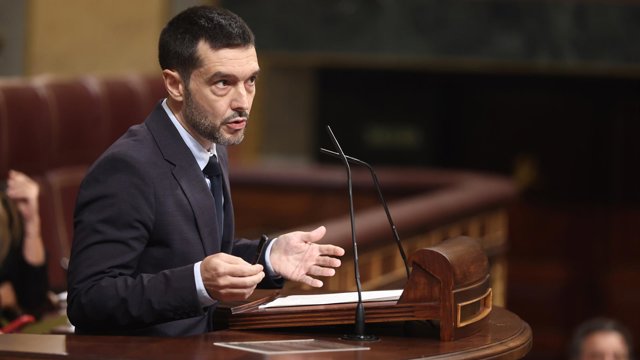 El ministro de Derechos Sociales, Consumo y Agenda 2030, Pablo Bustinduy, durante una sesión plenaria, en el Congreso de los Diputados, a 2 de octubre de 2026, en Madrid (España). El Congreso vota hoy la convalidación o derogación de los dos Reales Decret