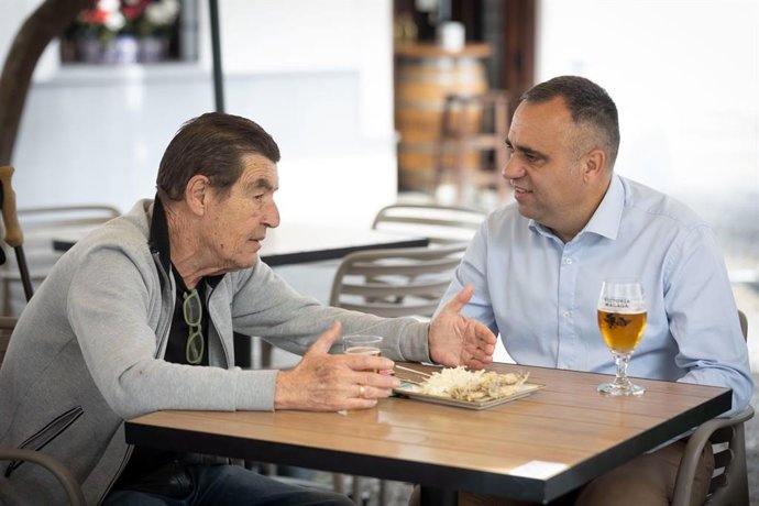El presidente de la Diputación de Granada, Francis Rodríguez, con el juez Emilio Calatayud.