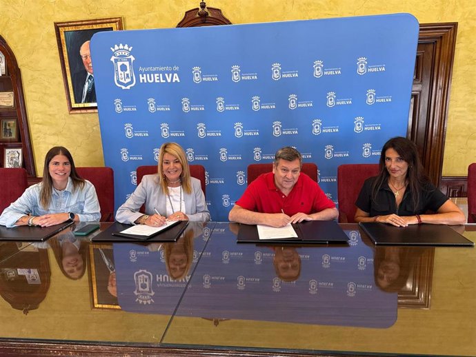 La alcaldesa de Huelva, Pilar Miranda, firma un acuerdo de patrocinio con el Club Deportivo Cultural Nuevo Molino.