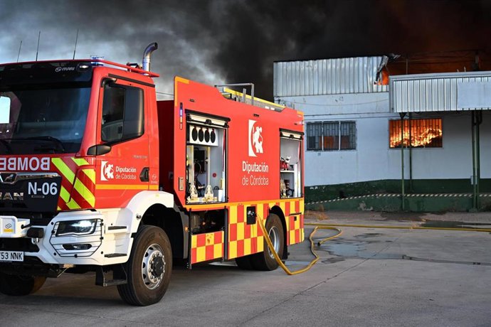 Bomberos actuando en el incendio de una nave textil abandonada en Palma del Río (Córdoba).