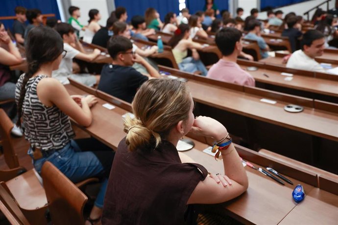 Archivo - Imágenes de la primera jornada de la Prueba de Acceso a la Universidad (PAU) de 2026 en Sevilla. A 2 de junio de 2026 en Sevilla (Andalucía, España). 