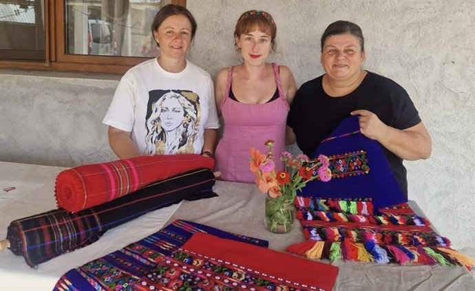 Sophia Dibbs (en el centro), durante sus prácticas en Rumanía.