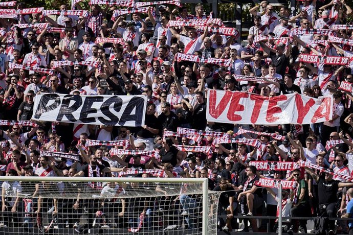Aficionados del Rayo Vallecano muestran una pancarta pidiendo la dimisión del presidente del club, Raúl Martín Presa.