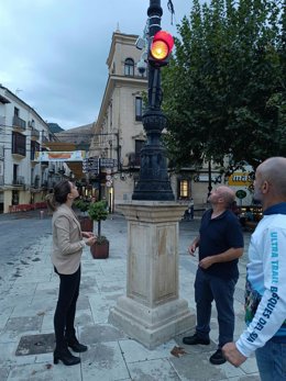 El alcalde de Cazorla, José Luis Olivares (c), observa una de las cámaras instaladas junto a otros responsables municipales.