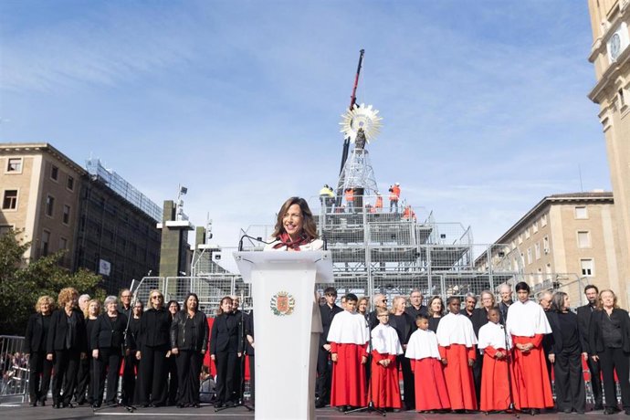 La alcaldesa de Zaragoza, Natalia Chueca, en el acto de subida de la imagen de la Virgen del Pilar.