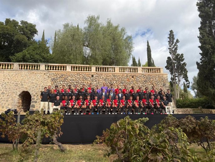 El RCD Mallorca escoge la 'pedra en sec' de Raixa para la foto oficial de la temporada 2026-2027.