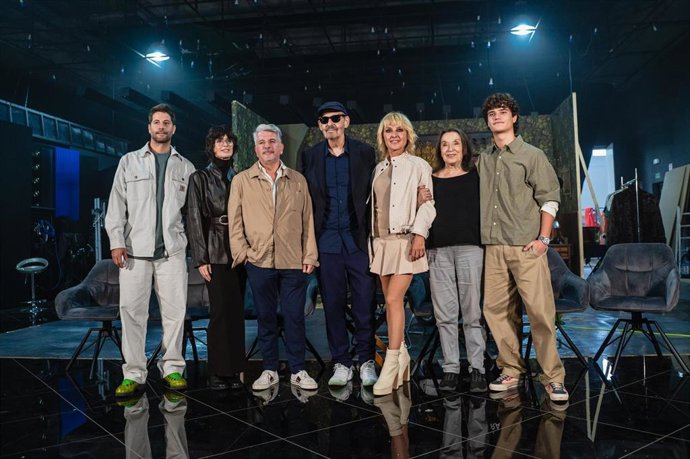Imagen de Alfonso Albacete con el equipo de 'Si te contara' realizada por José Ángel Fernández Lozano