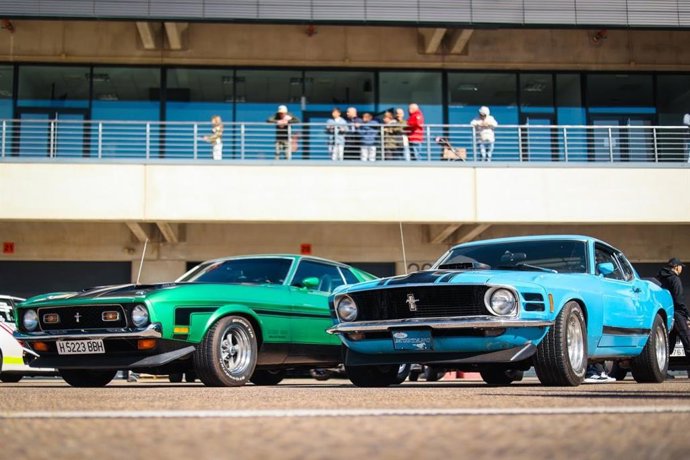 Exposición de coches clásicos en el 'paddock' en la Motorland Classic Festival de 2025