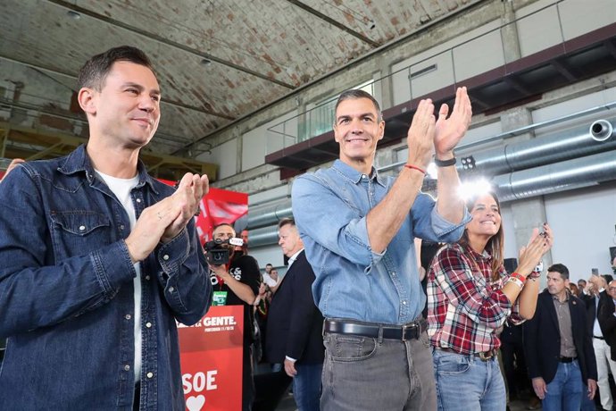 El secretario general del PSOE y presidente del Gobierno, Pedro Sánchez (c), durante un acto de precampaña del PSOE, en La Térmica Cultural de Ponferrada, junto al secretario de León, JAvier Cendón.