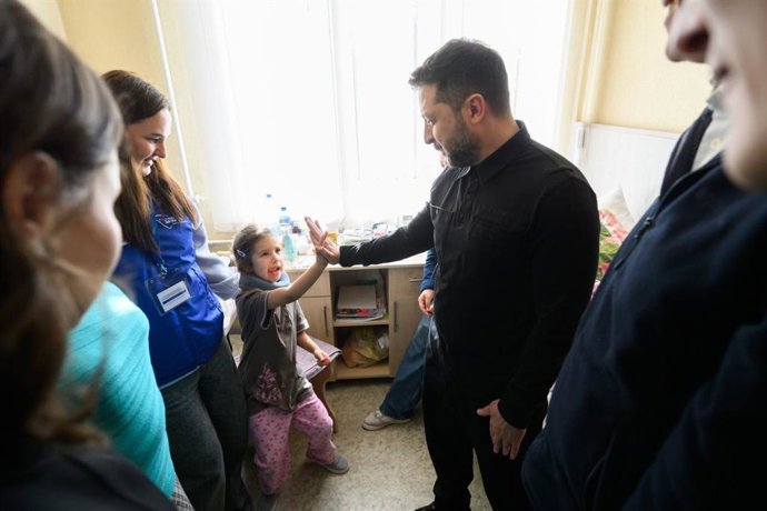 El rpesidente ucraniano, Volodimir Zelenski, durante una visita al Hospital de Priluki, en Ucrania