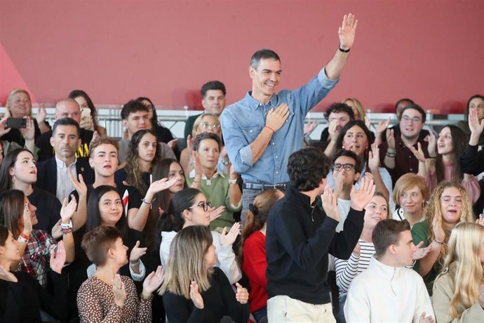 El presidente del Gobierno y candidato sovcialista a la reelección, Pedro Sánchez, durante el acto de precampaña del PSOE en La Térmica Cultural de Ponferrada (León).