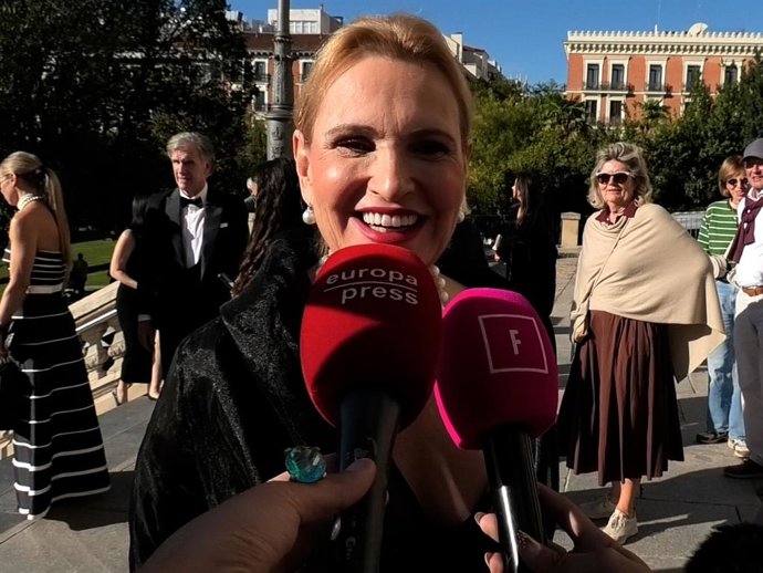 Ainhoa Arteta hablando con la prensa antes de la boda de Miguel Sierralta y Alicia Banquez