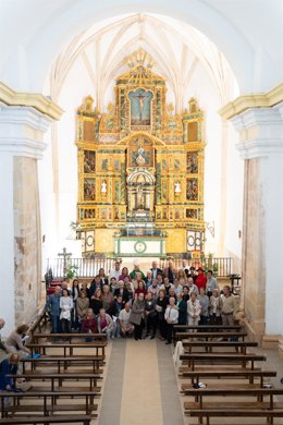 El retablo mayor de Puebla de Valles recupera su esplendor tras su restauración.