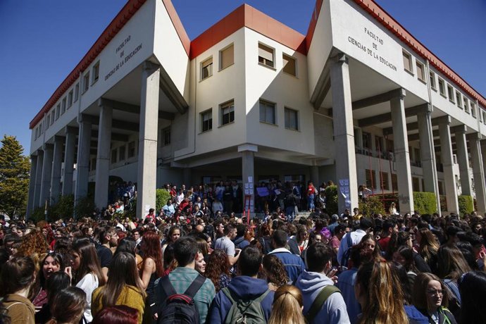 Archivo - Imagen de archivo de la concentración contra el acoso sexual en la Universidad de Granada.