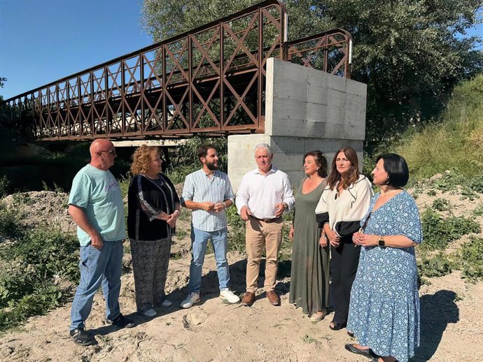 El diputado de Obras Públicas y Vivienda, José Ramón Jiménez, en uan visita al puente Eiffel de Láchar (Granada).