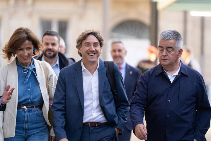 El secretario general del PSE-EE, Eneko Andueza (c), durante el primer pleno del curso del Parlamento Vasco, a 17 de septiembre de 2026, en Vitoria (archivo)
