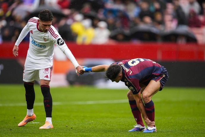 Archivo - José Ángel Carmona e Iván Romero en el Sevilla FC-Levante UD de la pasada temporada en el Ramón Sánchez-Pizjuán
