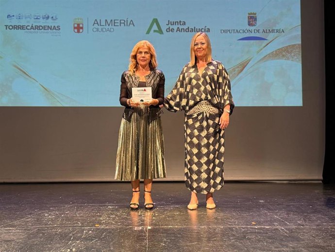 La concejala de Familia, Inclusión e Igualdad del Ayuntamiento de Almería, Paola Laynez, recibiendo el reconocimiento de la Asociación de Esclerosis Múltiple de Almería (AEMA).