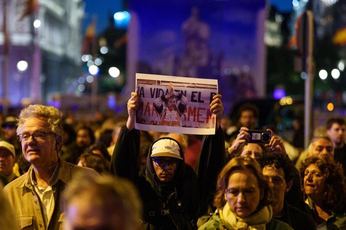 Decenas de persoas mostran carteis durante a manifestación ?Até Sempre, Maricarmen?, desde a Porta do Sol até a vivenda de Maricarmen, a 8 de outubro de 2026, en Madrid (España).