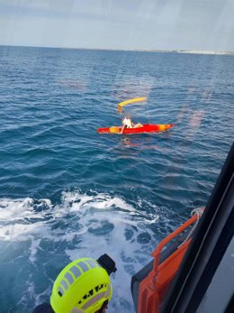Imagen del rescate de Salvamento Marítimo a una persona atrapada en una canoa a la deriva.