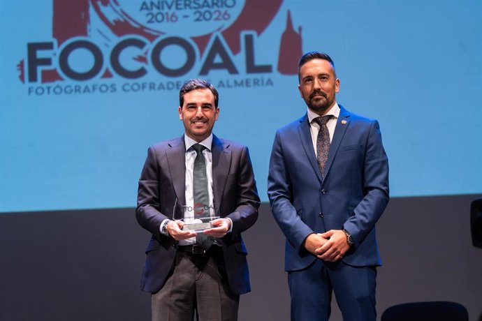 La Asociación de Fotógrafos Cofrades de Almería nombra al diputado Carlos Sánchez socio de honor.