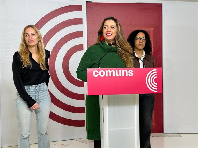 Archivo - Arquivo - (I-D) A porta-voz dos Comuns em Badalona, Aïda Llauradó; a coordenadora Candela López e a deputada no Congresso Viviane Ogou, em uma coletiva de imprensa na sede do partido