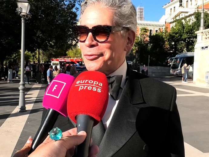 Boris Izaguirre hablando con la prensa antes de la boda de Miguel Sierralta y Alicia Banquez