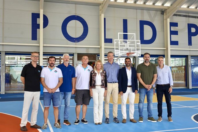 La alcaldesa de Marbella (Málaga), Ángeles Muñoz, en la visita a las instalaciones del Pabellón Carlos Cabezas junto al edil de Deportes, Lisandro Vieytes, repersentantes de los clubes locales y el propio Carlos Cabezas.