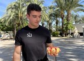 Foto: El joven Pablo Saura gana el concurso de pelar granadas de Elx