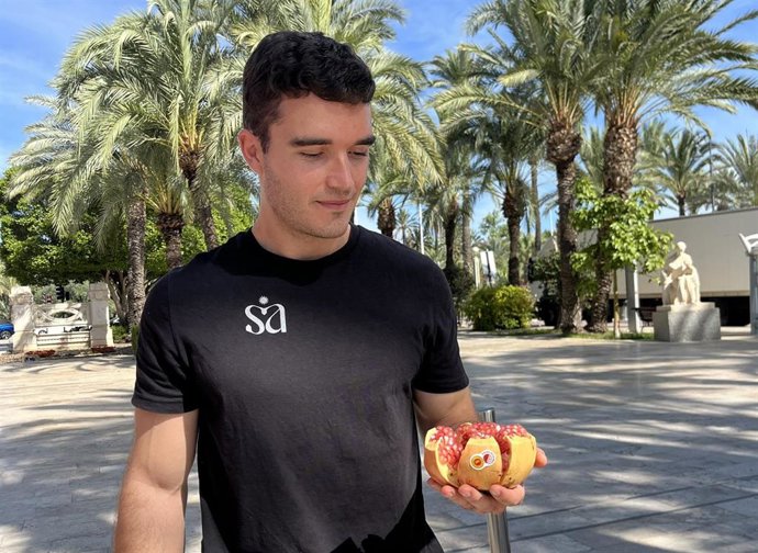 El joven Pablo Saura gana el concurso de pelar granadas de Elche en la Fireta del Camp d'Elx