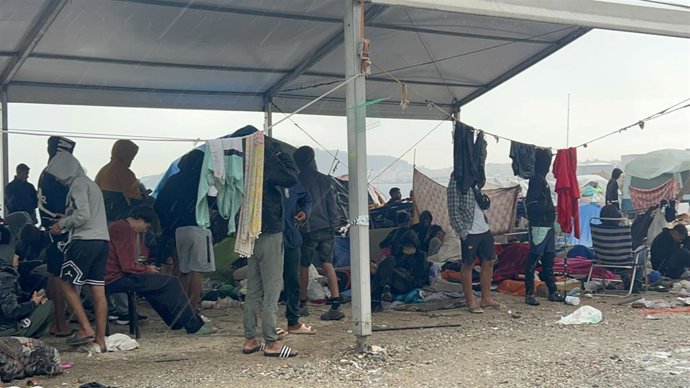 Varios migrantes esperan a ser trasladados en la explanada del Guano, a 6 de octubre de 2026, en Ceuta (España). Tras el desalojo del Trampolín algunos migrantes han empezado a acampar en la explanada del Guano donde esperan a ser trasladados a centros de