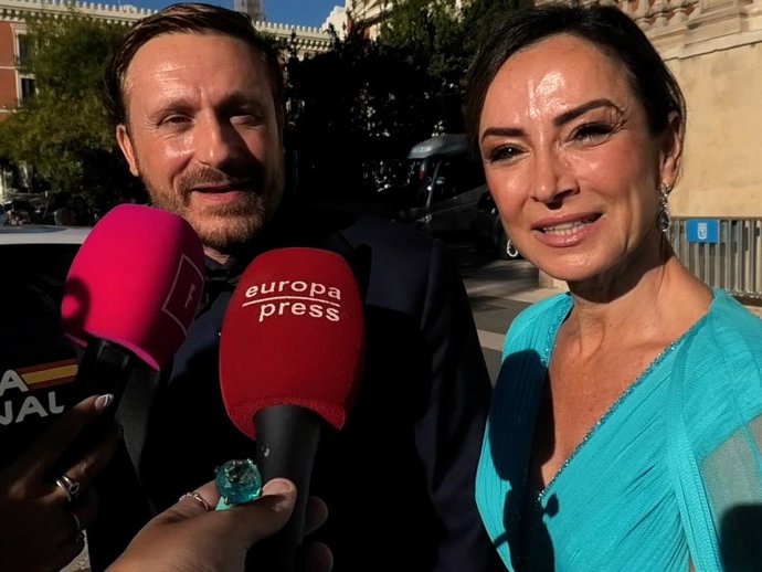 Juan Peña y Sonia González hablando con la prensa antes de la boda de Miguel Sierralta y Alicia Banquez