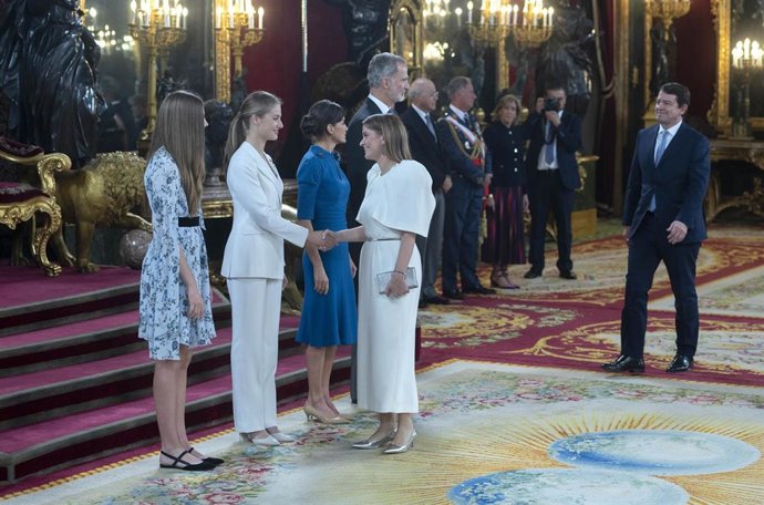 Archivo - La princesa Leonor (2i) saluda a la presidenta de Baleares, Marga Prohens (2d).