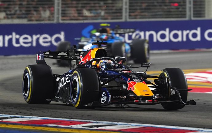 11 de outubro de 2026, Cingapura, Marina Bay: O piloto holandês de Fórmula 1 Max Verstappen, da equipe Oracle Red Bull Racing, corre durante o Grande Prêmio de Fórmula 1 de Cingapura de 2026 no Circuito de Rua de Marina Bay. Foto: David Davies/PA Wire/dpa