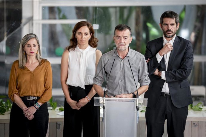 La ministra de Sanidad, Mónica García, el coordinador de IU, Antonio Maíllo,  y el ministro de Cultura, Ernest Urtasun, durante una rueda de prensa a 5 de octubre de 2026, en Madrid (España). (Foto de archivo).