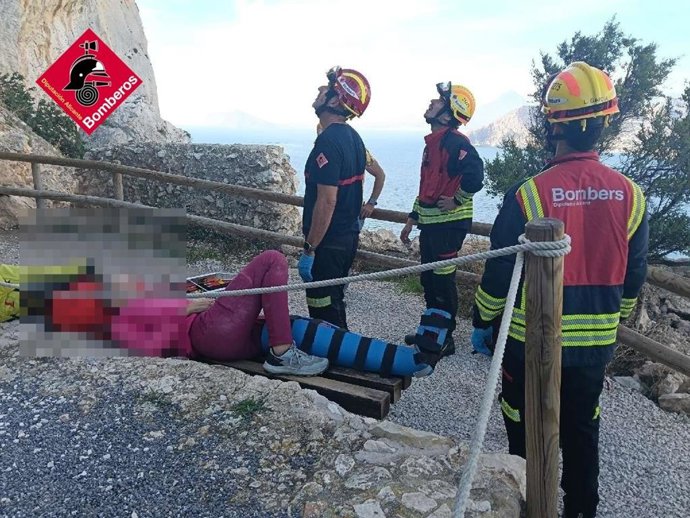 Rescatan a un escalador que ha sufrido una caída durante el ascenso en el Peñón de Ifach, Calpe, con fractura abierta en la pierna