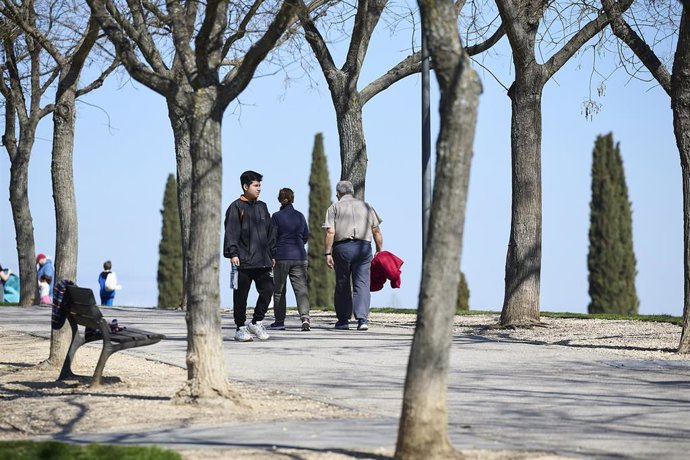 Archivo - Varias personas disfrutan del buen tiempo, en el parque Juan Carlos I, a 28 de febrero de 2026, en Madrid (España).