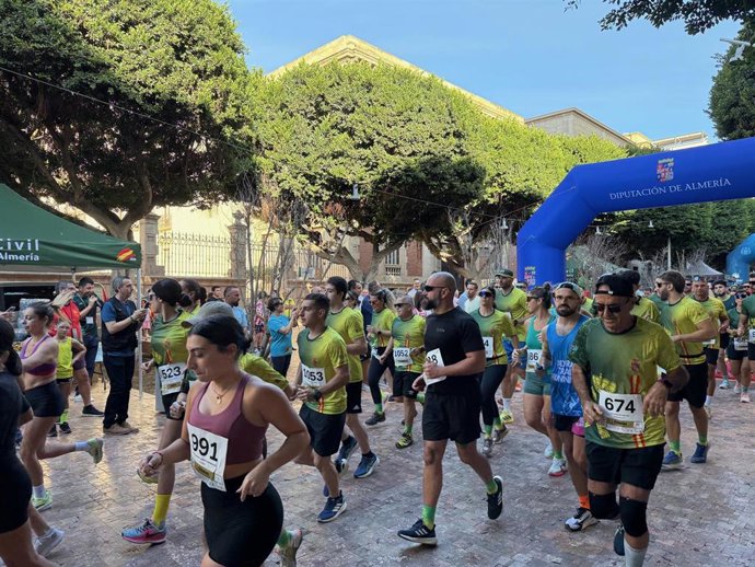 Imagen de los participantes de la tercera Carrera Solidaria de la Guardia Civil 'Virgen del Pilar' en Almería.