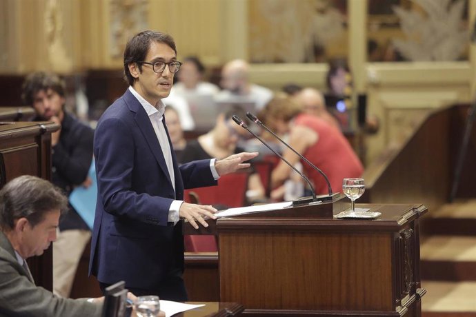 Archivo - El portavoz del PSIB en el Parlament, Iago Negueruela.