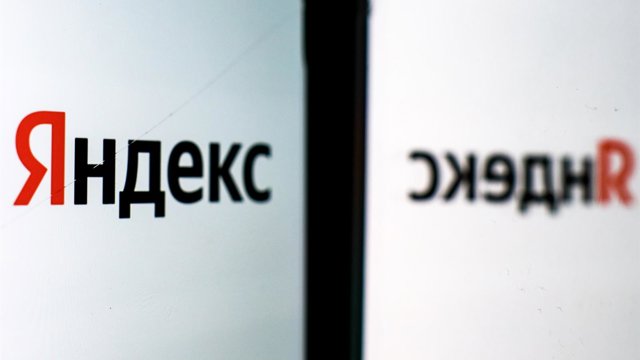 Logotipo de la empresa rusa Yandex en un teléfono móvil (archivo)