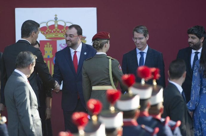 Archivo - La Princesa Leonor saluda al presidente de La Rioja, Gonzalo Capellán a su llegada al desfile del 12 de octubre 'Día de la Fiesta Nacional', en la plaza de Cánovas del Castillo