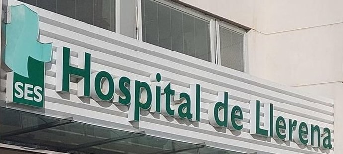 Archivo - Entrada al Hospital de Llerena.
