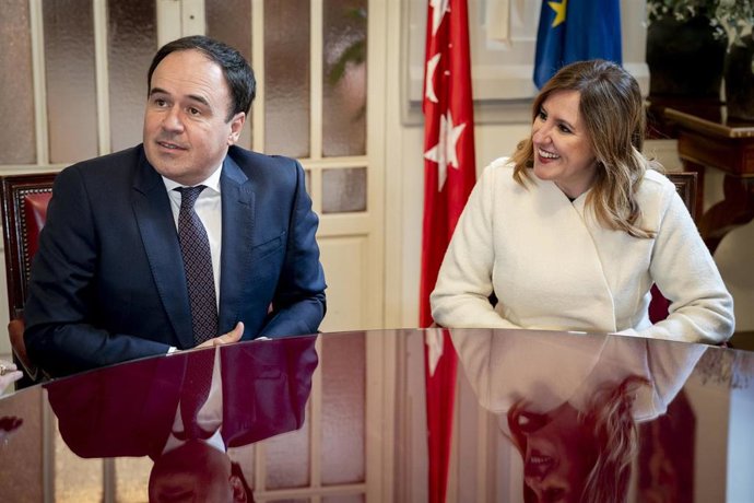 Archivo - El presidente de la Generalitat, Juanfran Pérez Llorca (i), la alcaldesa de València, María José Catalá (d), en una imagen de archivo