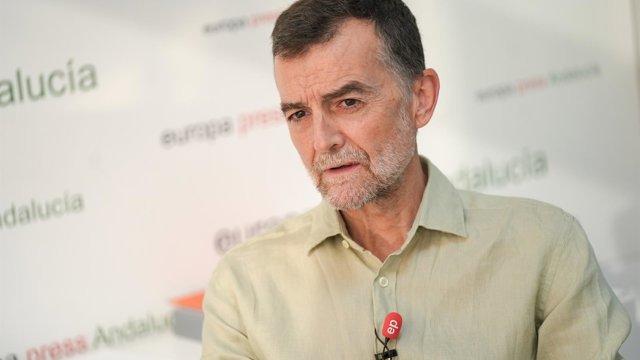 Archivo - El coordinador federal de Izquierda Unida, Antonio Maíllo, durante una entrevista concedida a Europa Press. A 24 de julio de 2024 en Sevilla (Andalucía, España).