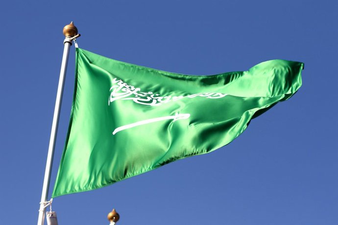 Archivo - Arquivo - 9 de junho de 2024, São Petersburgo, Rússia: A bandeira do Reino da Arábia Saudita vista na galeria de bandeiras dos países participantes no âmbito do Fórum Econômico Internacional de São Petersburgo de 2024