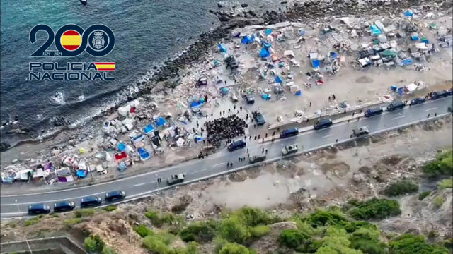 La Policía desaloja el último gran asentamiento ilegal de inmigrantes de Ceuta