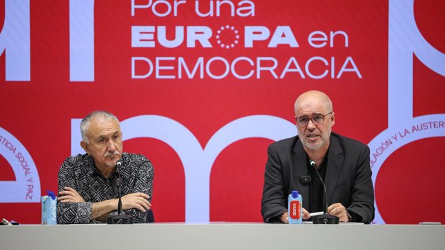 Archivo - El secretario general de CCOO, Unai Sordo (d), y el secretario general de UGT, Pepe Álvarez (i), durante una rueda de prensa, en la sede de CCOO, a 16 de junio de 2026, en Madrid (España).