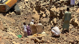 Archivo - WADI HALFA, July 6, 2026  -- Photo taken with a mobile phone on July 6, 2026, in the Wadi Halfa area of northern Sudan, shows people taking part in rescue efforts after a traditional gold mine collapse. At least 15 people were killed and one oth
